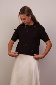 Czekoladowy sweter z krótkim rękawem i kokardkami