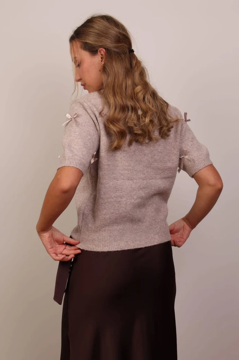 Beżowy sweter z krótkim rękawem i kokardkami