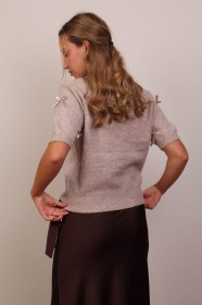 Beżowy sweter z krótkim rękawem i kokardkami