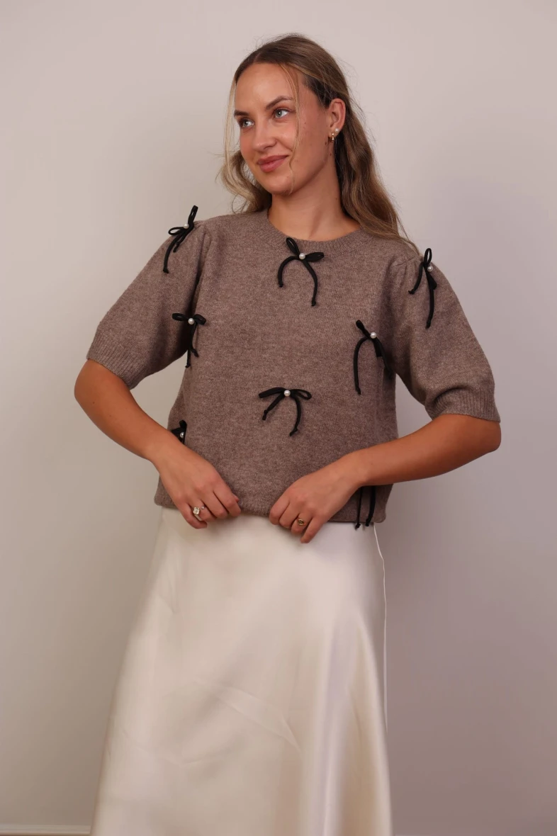 Ciemno-beżowy sweter z krótkim rękawem i kokardkami