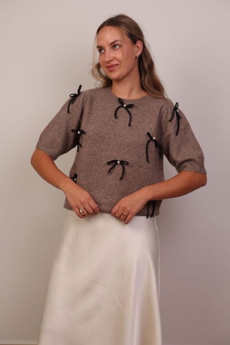 Ciemno-beżowy sweter z krótkim rękawem i kokardkami
