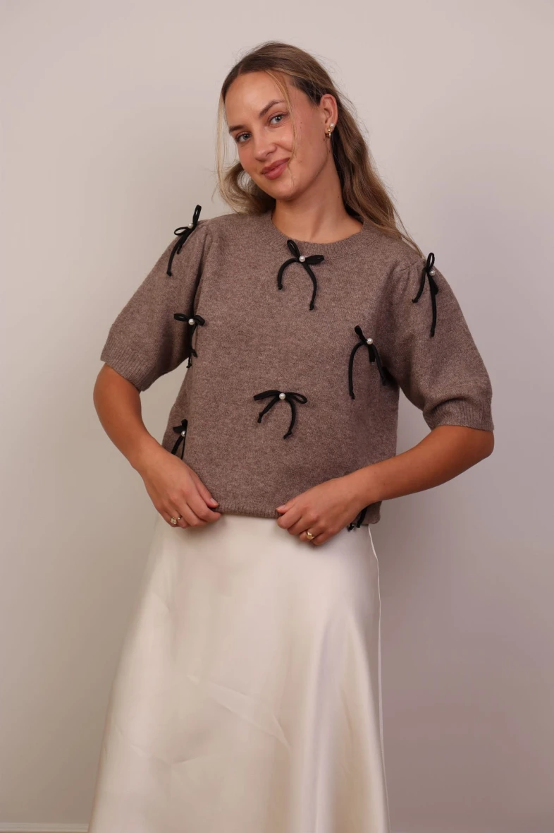 Ciemno-beżowy sweter z krótkim rękawem i kokardkami