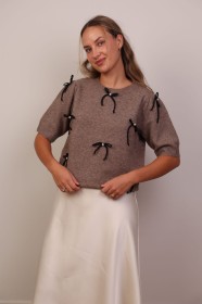Ciemno-beżowy sweter z krótkim rękawem i kokardkami