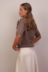 Ciemno-beżowy sweter z krótkim rękawem i kokardkami