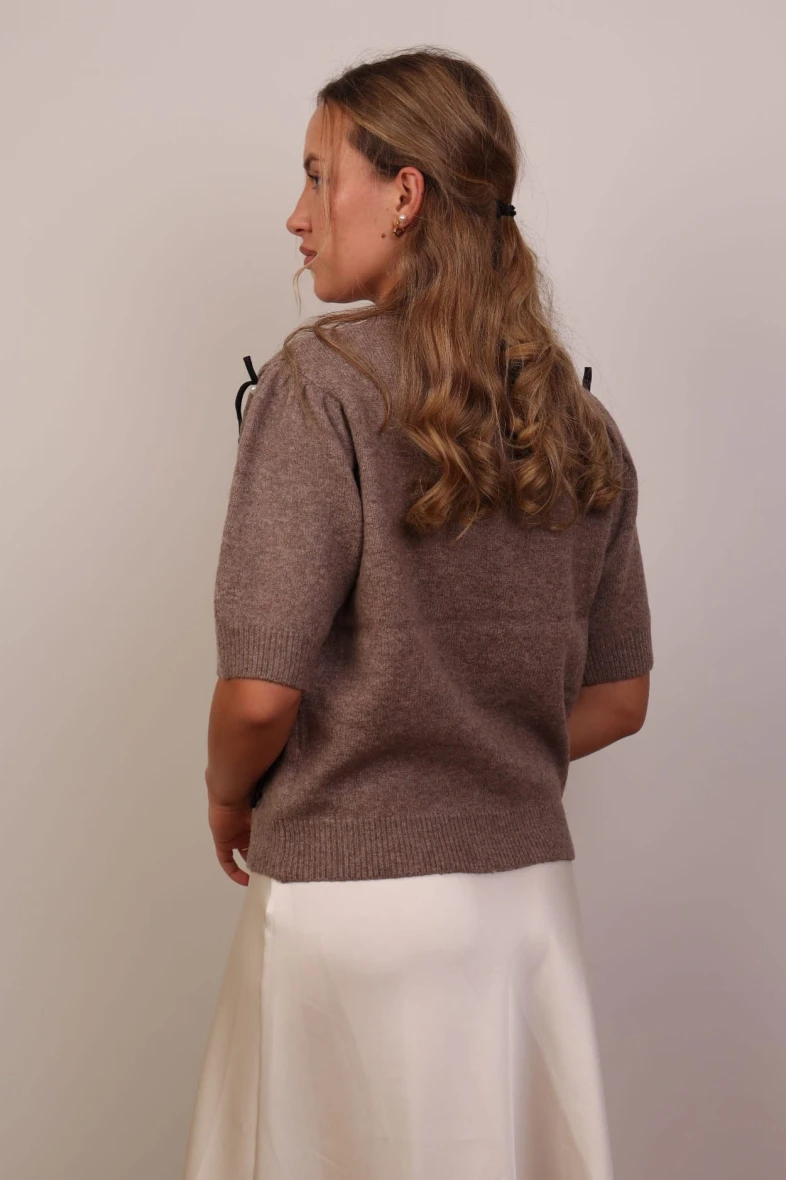 Ciemno-beżowy sweter z krótkim rękawem i kokardkami