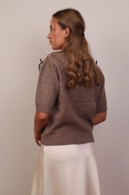 Ciemno-beżowy sweter z krótkim rękawem i kokardkami