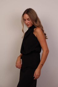 Elegancka sukienka midi z zabudowanym dekoltem czarna