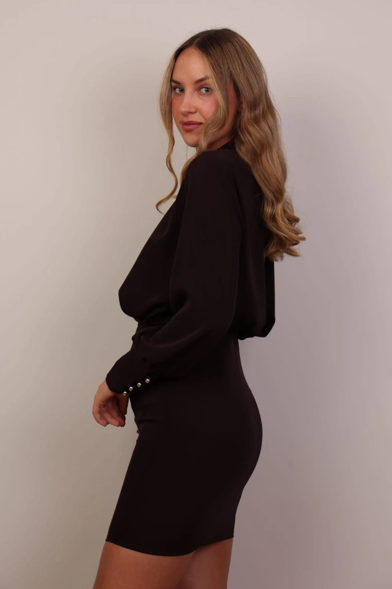 Elegancka sukienka mini z odkrytymi plecami czekoladowa