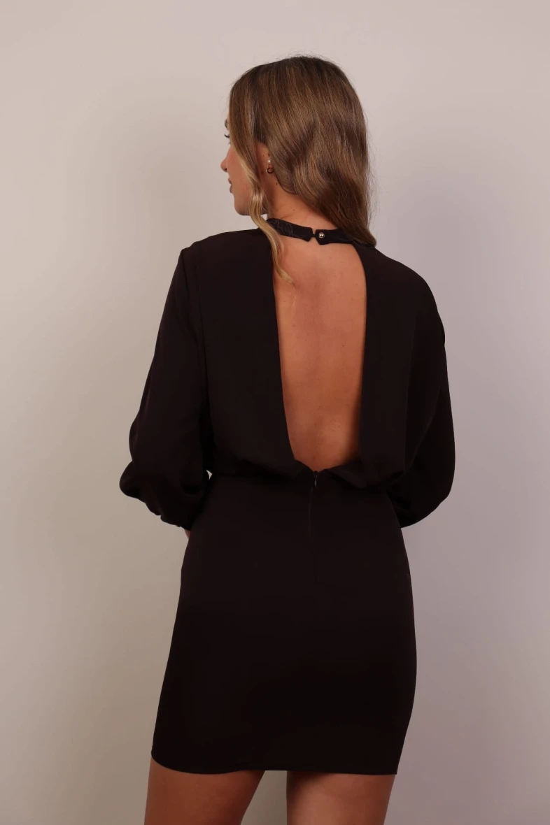 Elegancka sukienka mini z odkrytymi plecami czekoladowa