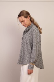 Szara koszula w kratę z falbanką