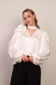Elegancka bluzka satynowa z różą