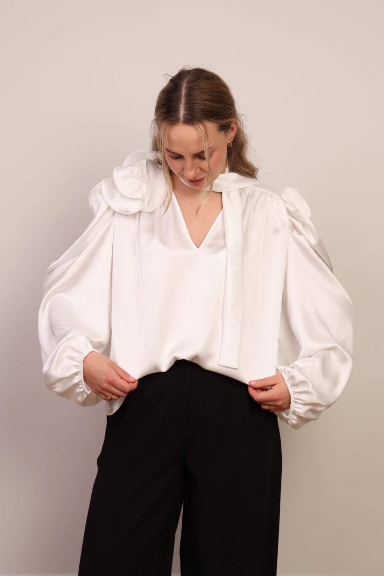 Elegancka bluzka satynowa z różą