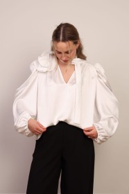 Elegancka bluzka satynowa z różą