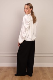 Elegancka bluzka satynowa z różą