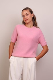 Różowy sweter z krótkim rękawem