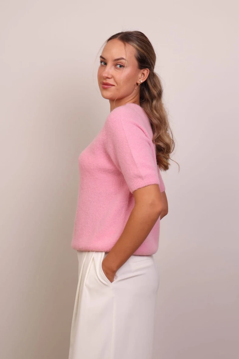 Różowy sweter z krótkim rękawem