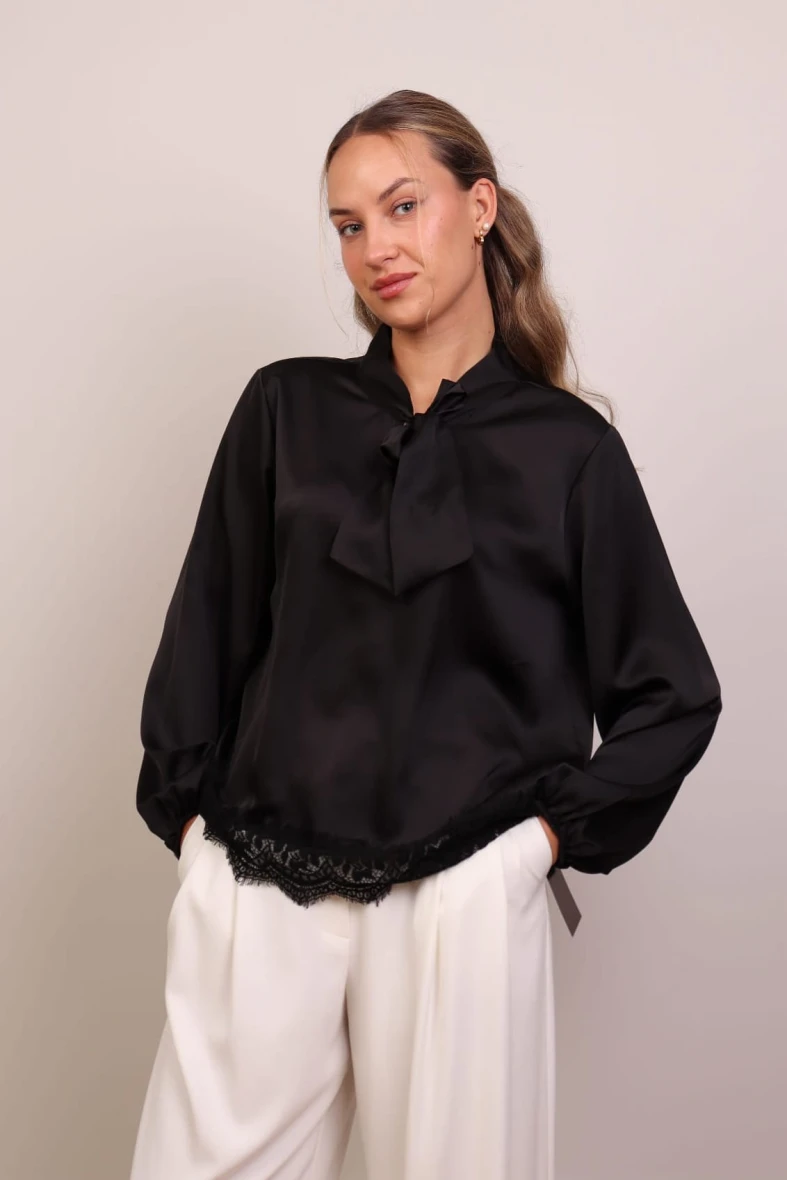 Czarna elegancka bluzka z wiązaniem i koronką
