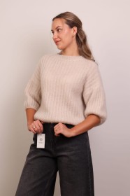 Beżowy puszysty sweter moherowy 60% moher z krótkim rękawem