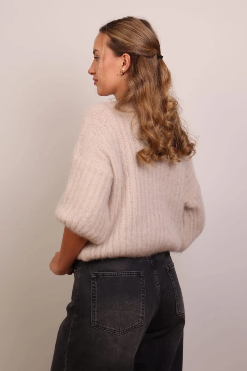 Beżowy puszysty sweter moherowy 60% moher z krótkim rękawem
